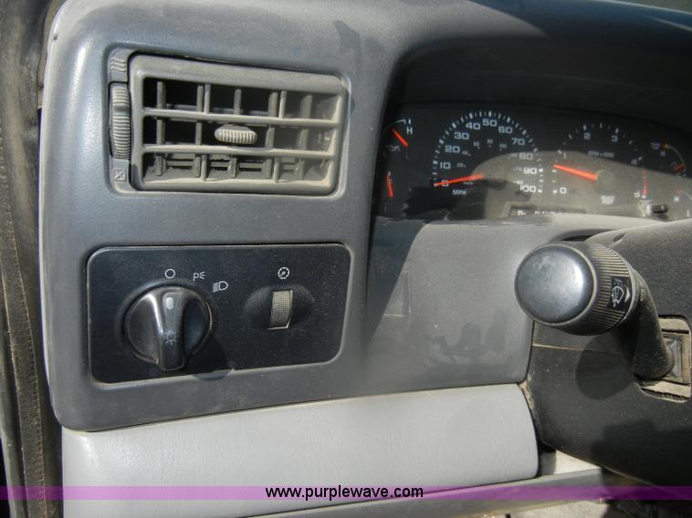 image for item D4743 2003 Ford F550 XL Super Duty dump bed truck