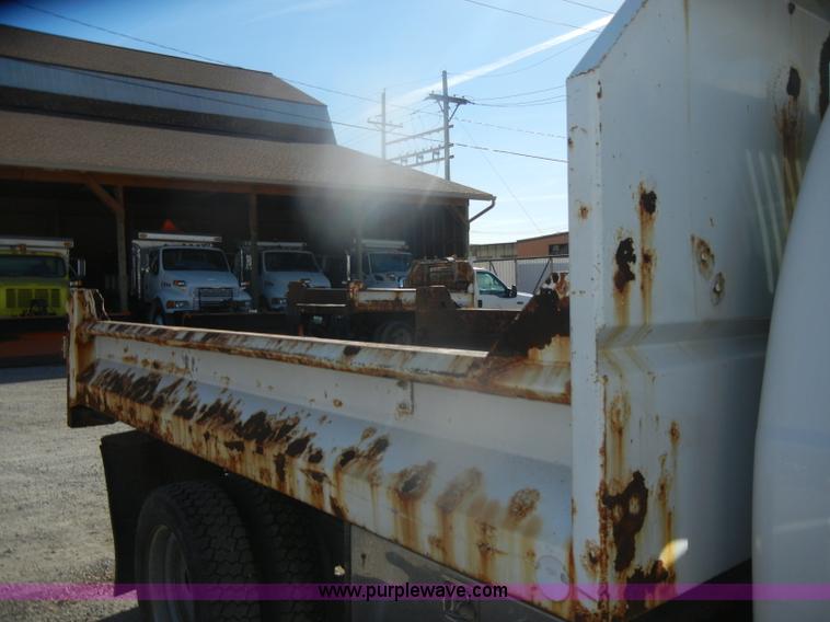 image for item D4743 2003 Ford F550 XL Super Duty dump bed truck