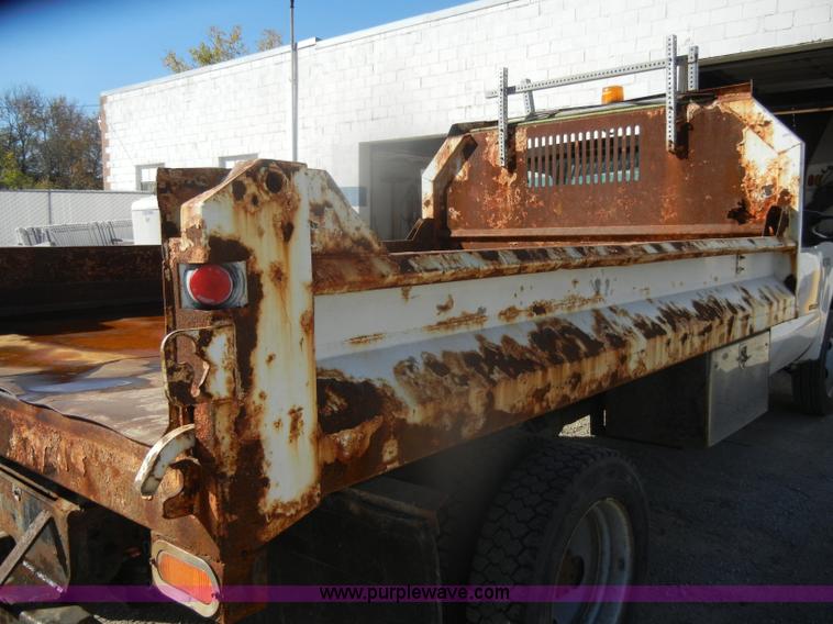image for item D4743 2003 Ford F550 XL Super Duty dump bed truck