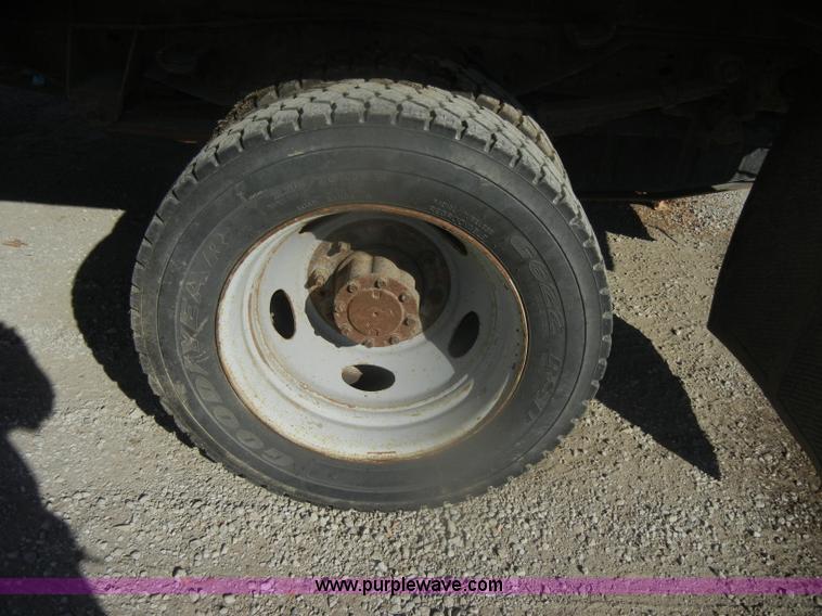 image for item D4743 2003 Ford F550 XL Super Duty dump bed truck