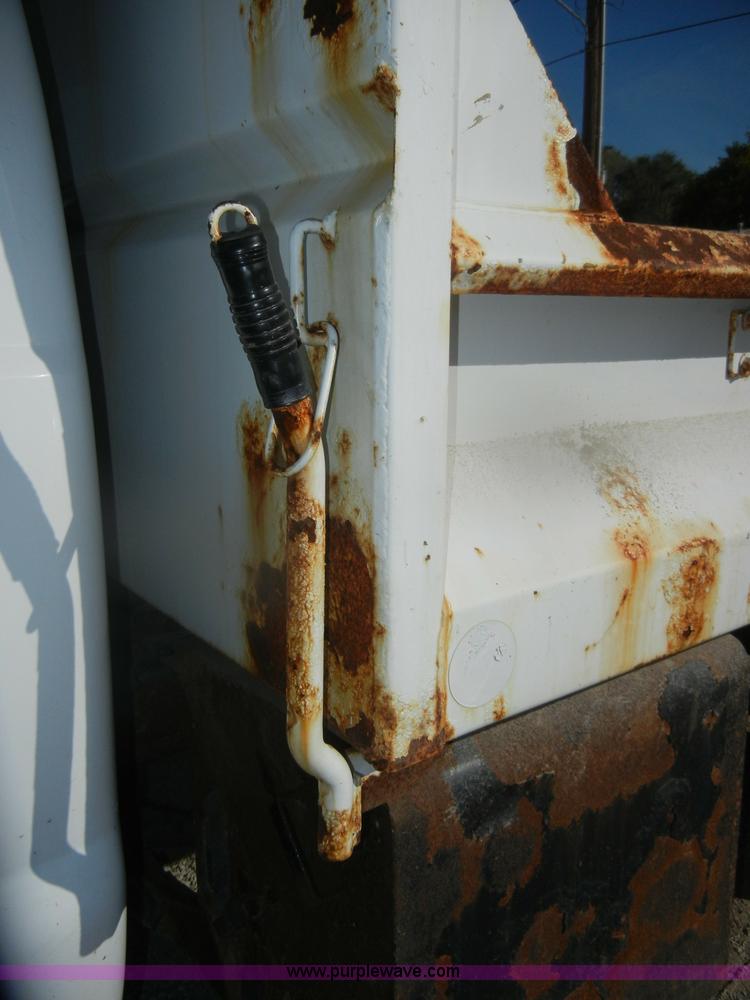 image for item D4743 2003 Ford F550 XL Super Duty dump bed truck