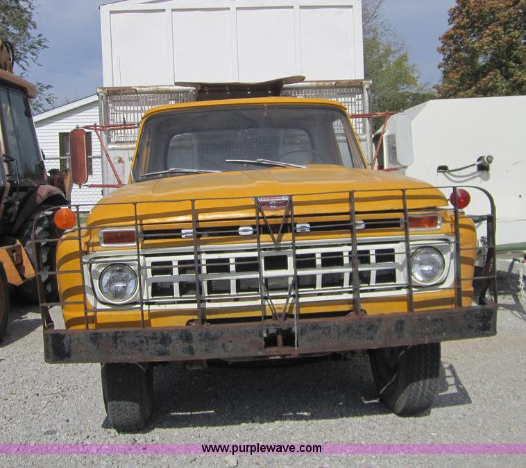 image for item D5705 1965 Ford F600 dump truck