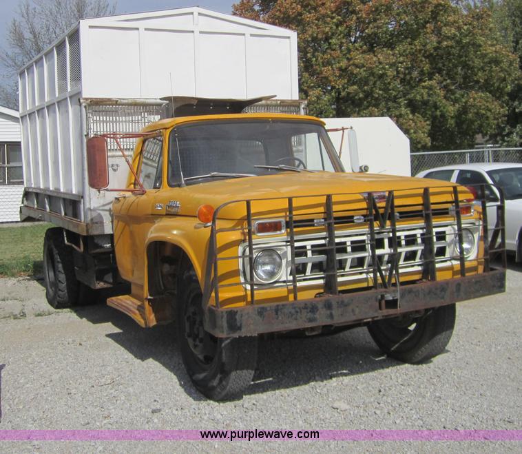image for item D5705 1965 Ford F600 dump truck