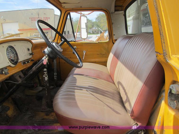 image for item D5705 1965 Ford F600 dump truck