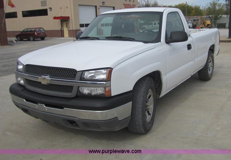 image for item D5712 2005 Chevrolet Silverado C1500 pickup truck
