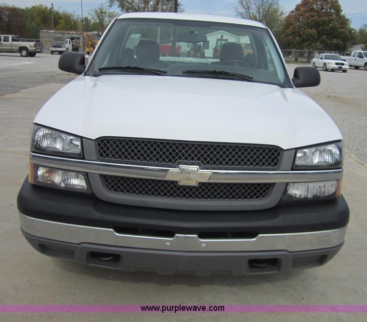 image for item D5712 2005 Chevrolet Silverado C1500 pickup truck