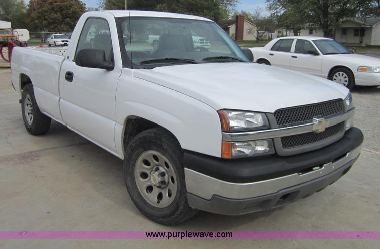 image for item D5712 2005 Chevrolet Silverado C1500 pickup truck