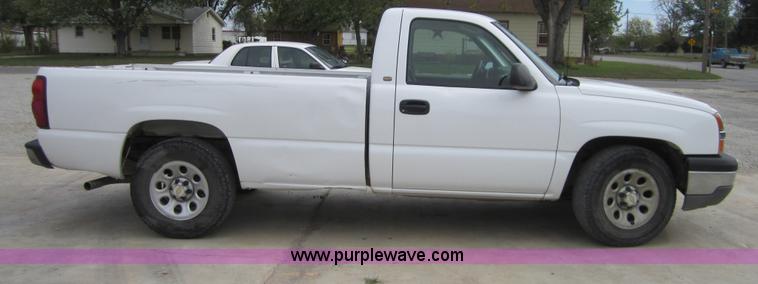 image for item D5712 2005 Chevrolet Silverado C1500 pickup truck