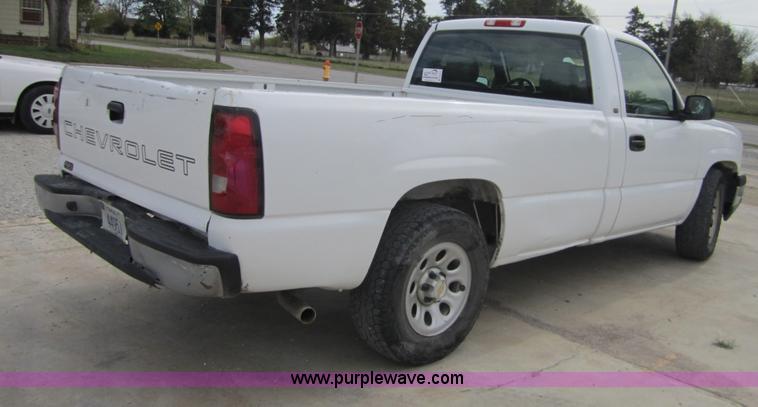 image for item D5712 2005 Chevrolet Silverado C1500 pickup truck