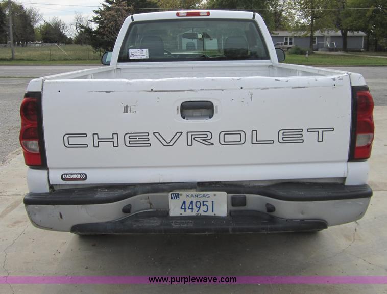 image for item D5712 2005 Chevrolet Silverado C1500 pickup truck