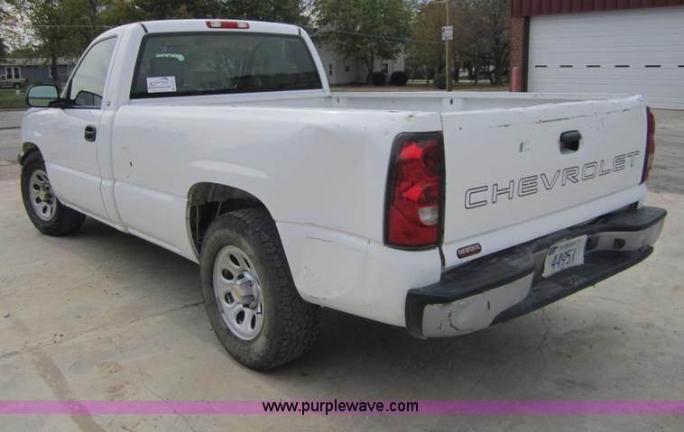 image for item D5712 2005 Chevrolet Silverado C1500 pickup truck