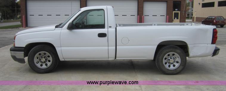 image for item D5712 2005 Chevrolet Silverado C1500 pickup truck