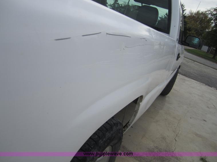 image for item D5712 2005 Chevrolet Silverado C1500 pickup truck