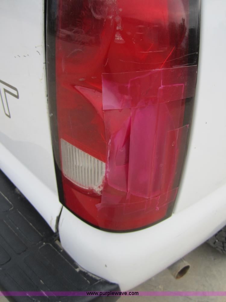 image for item D5712 2005 Chevrolet Silverado C1500 pickup truck