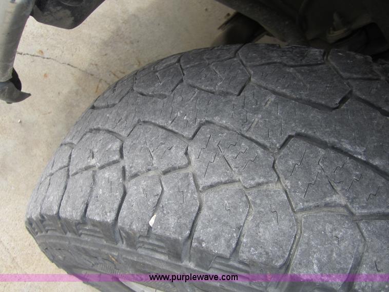 image for item D5712 2005 Chevrolet Silverado C1500 pickup truck