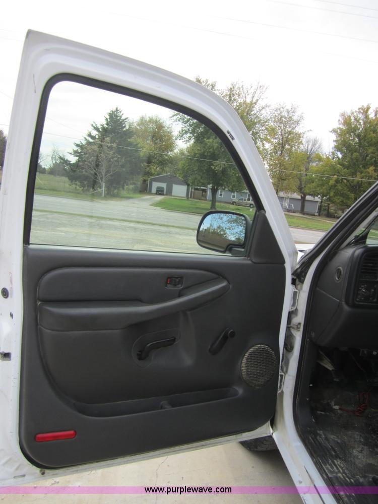 image for item D5712 2005 Chevrolet Silverado C1500 pickup truck