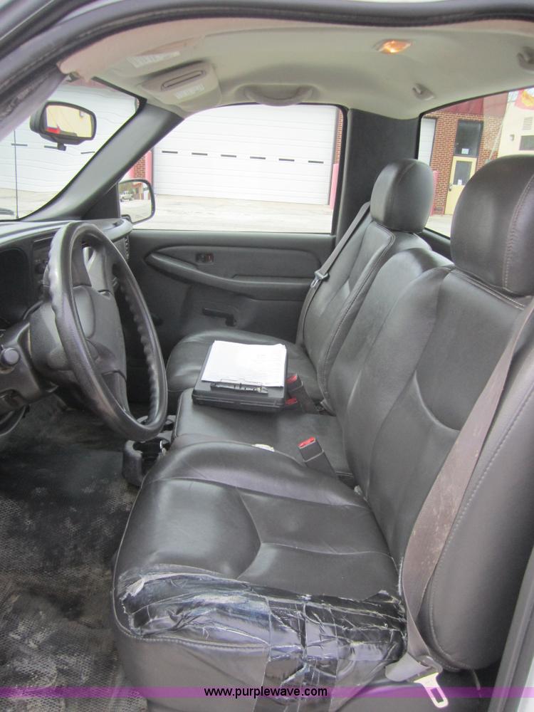 image for item D5712 2005 Chevrolet Silverado C1500 pickup truck