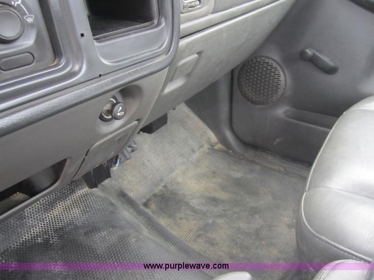 image for item D5712 2005 Chevrolet Silverado C1500 pickup truck