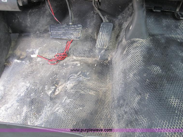 image for item D5712 2005 Chevrolet Silverado C1500 pickup truck