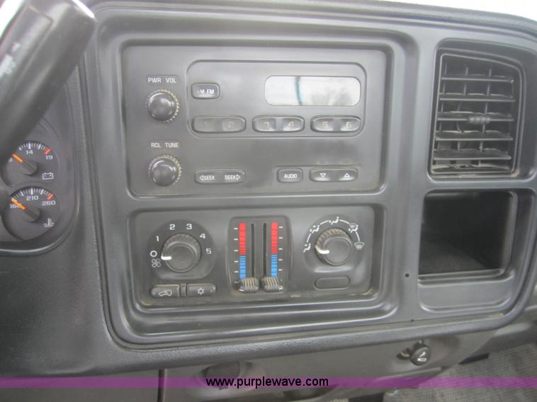 image for item D5712 2005 Chevrolet Silverado C1500 pickup truck