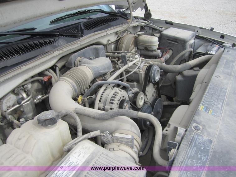 image for item D5712 2005 Chevrolet Silverado C1500 pickup truck