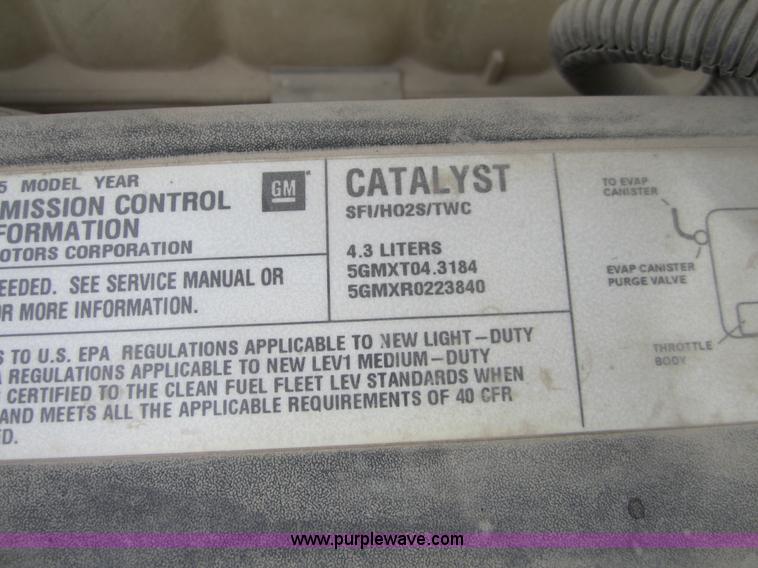 image for item D5712 2005 Chevrolet Silverado C1500 pickup truck