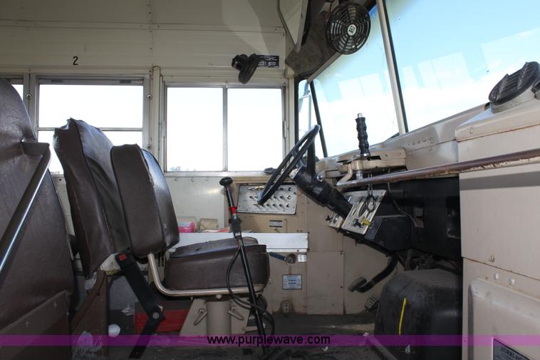 image for item E4256 1988 Ford B700 school bus