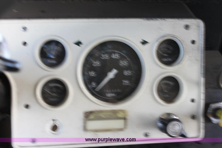 image for item E4256 1988 Ford B700 school bus