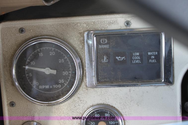 image for item E4256 1988 Ford B700 school bus