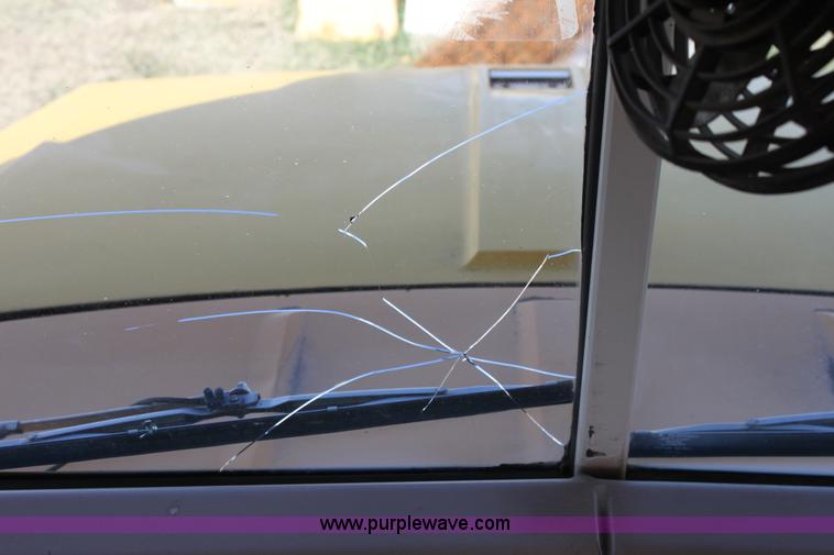 image for item E4256 1988 Ford B700 school bus