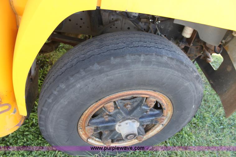 image for item E4256 1988 Ford B700 school bus