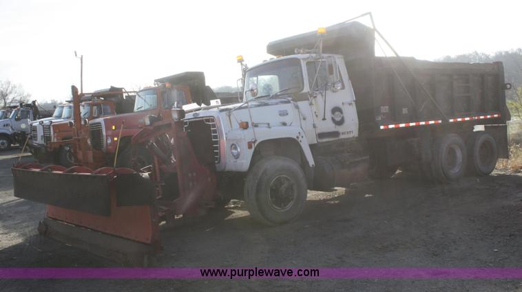 image for item F2507 1985 Ford LT9000 dump truck