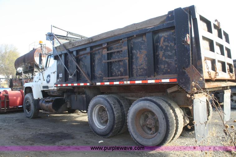 image for item F2507 1985 Ford LT9000 dump truck