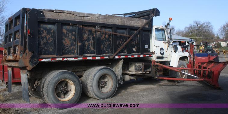 image for item F2507 1985 Ford LT9000 dump truck