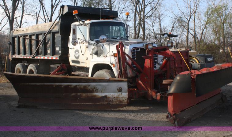 image for item F2507 1985 Ford LT9000 dump truck