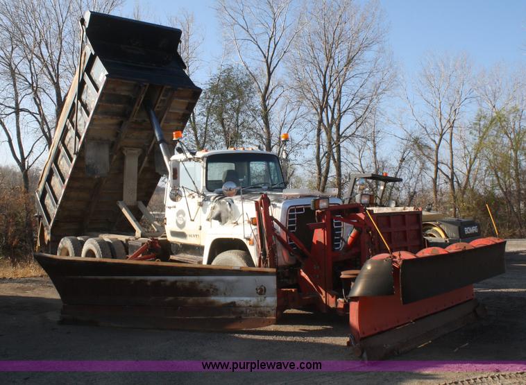 image for item F2507 1985 Ford LT9000 dump truck