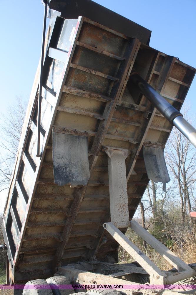 image for item F2507 1985 Ford LT9000 dump truck