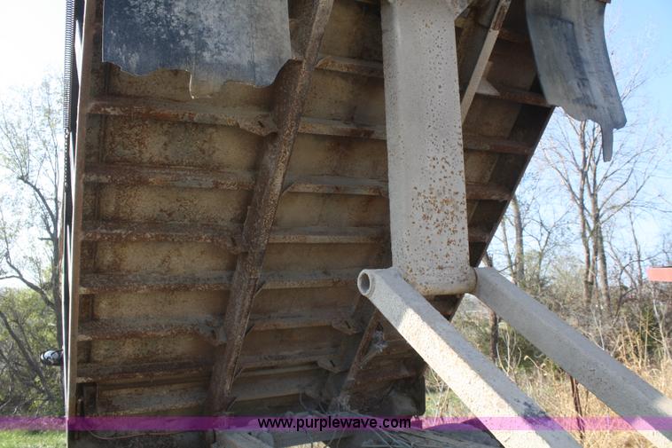 image for item F2507 1985 Ford LT9000 dump truck