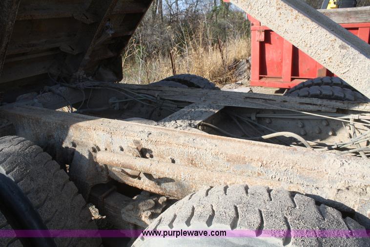 image for item F2507 1985 Ford LT9000 dump truck