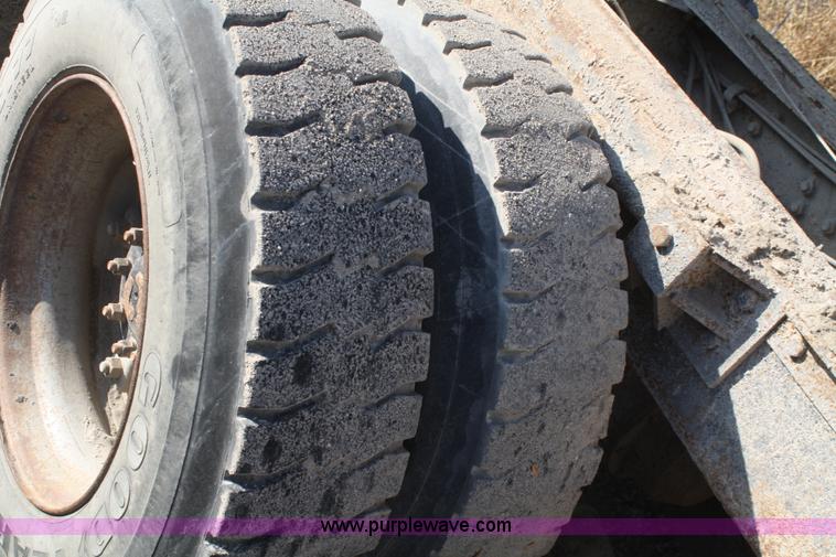 image for item F2507 1985 Ford LT9000 dump truck