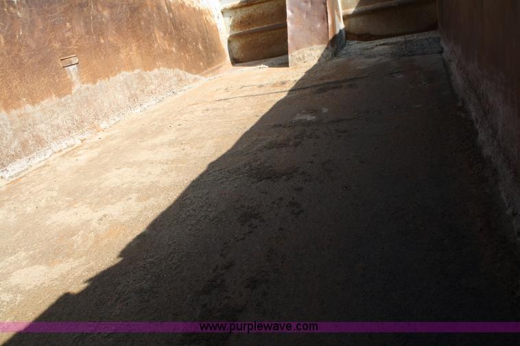 image for item F2507 1985 Ford LT9000 dump truck