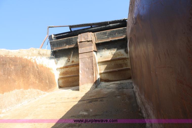 image for item F2507 1985 Ford LT9000 dump truck