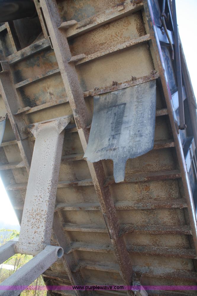 image for item F2507 1985 Ford LT9000 dump truck