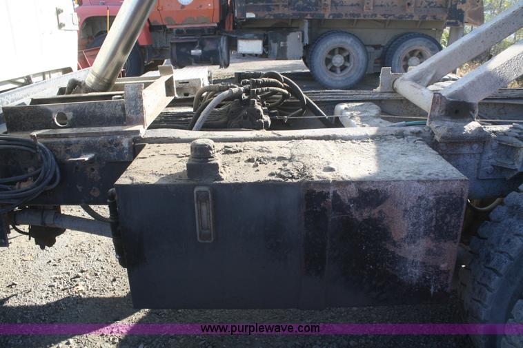 image for item F2507 1985 Ford LT9000 dump truck