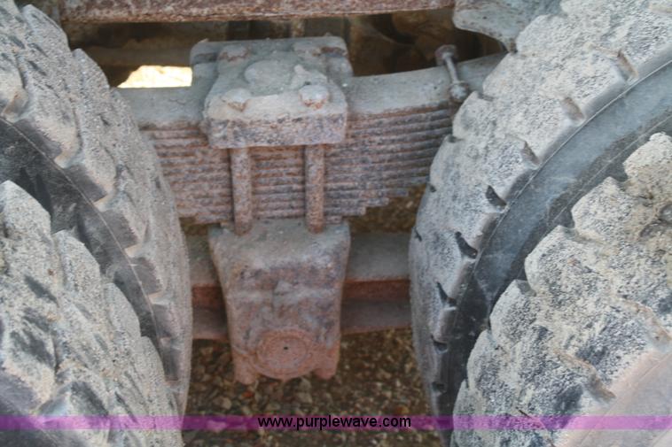 image for item F2507 1985 Ford LT9000 dump truck