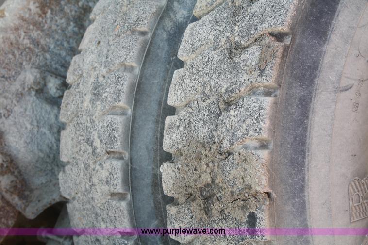 image for item F2507 1985 Ford LT9000 dump truck