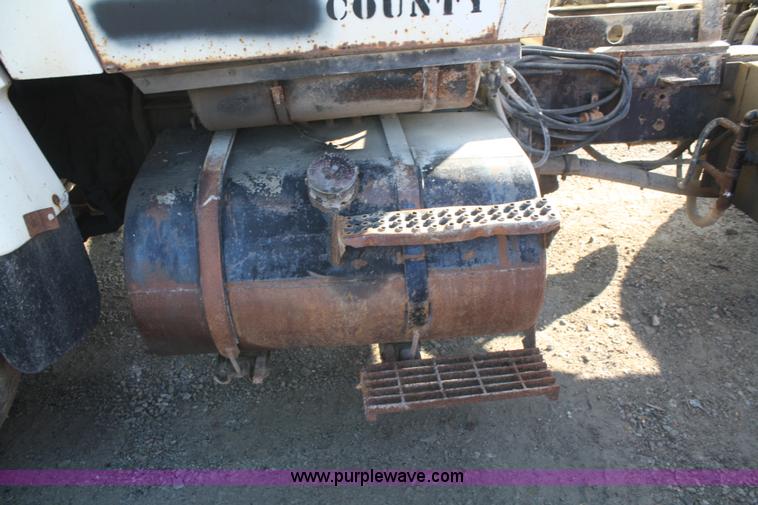 image for item F2507 1985 Ford LT9000 dump truck