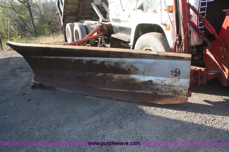 image for item F2507 1985 Ford LT9000 dump truck