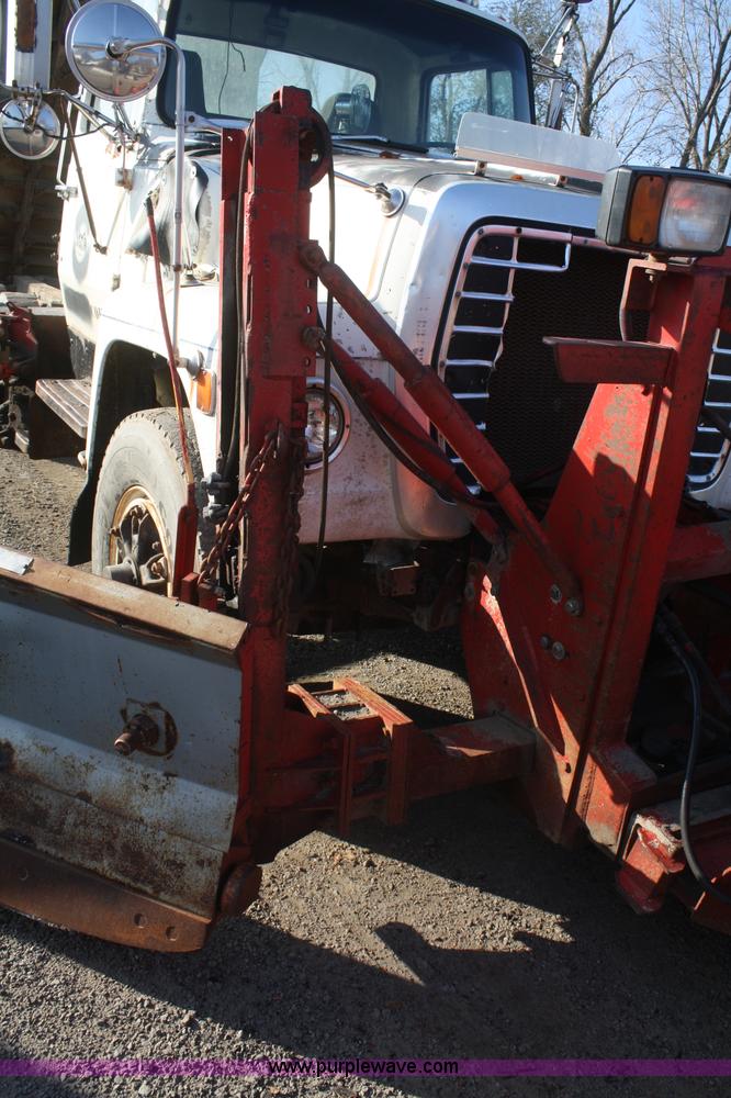 image for item F2507 1985 Ford LT9000 dump truck