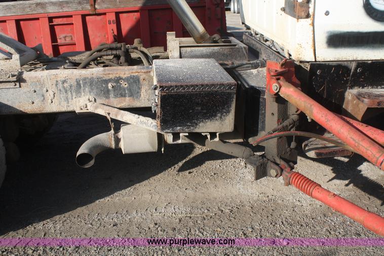 image for item F2507 1985 Ford LT9000 dump truck
